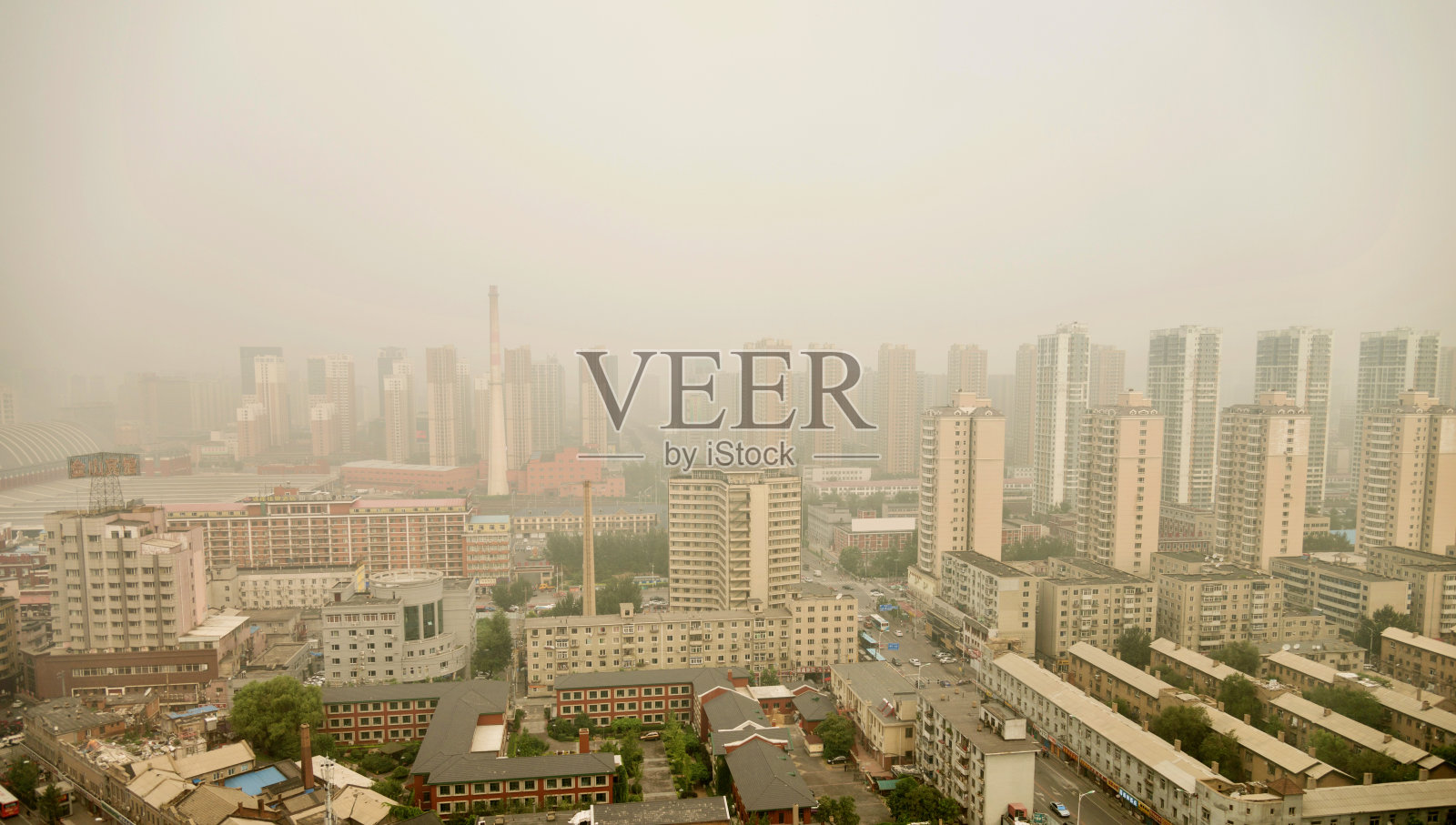 城市里的建筑物被雾笼罩着照片摄影图片