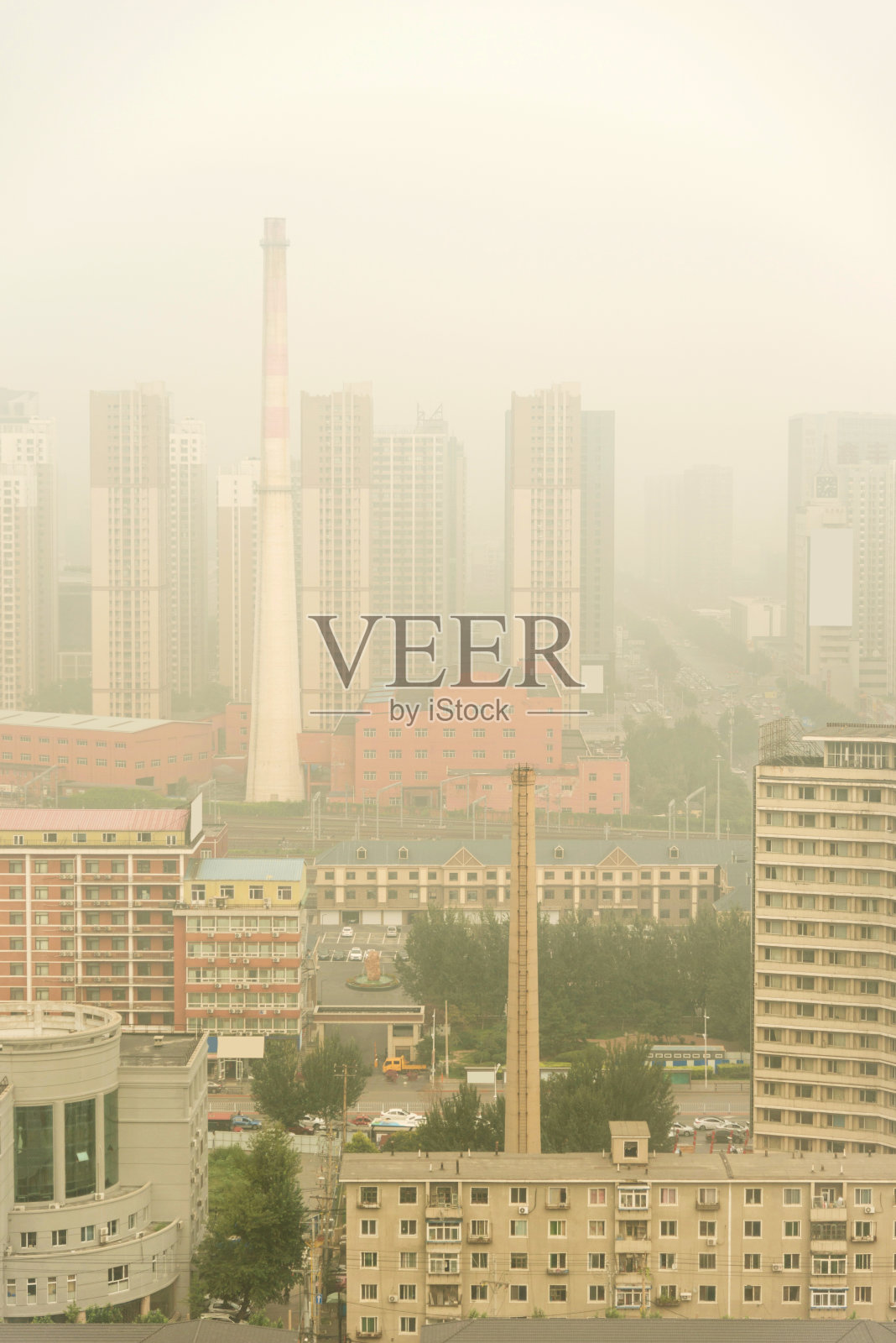 城市里的建筑物被雾笼罩着照片摄影图片