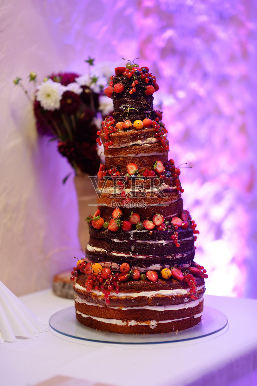 用水果装饰的巧克力婚礼蛋糕照片摄影图片