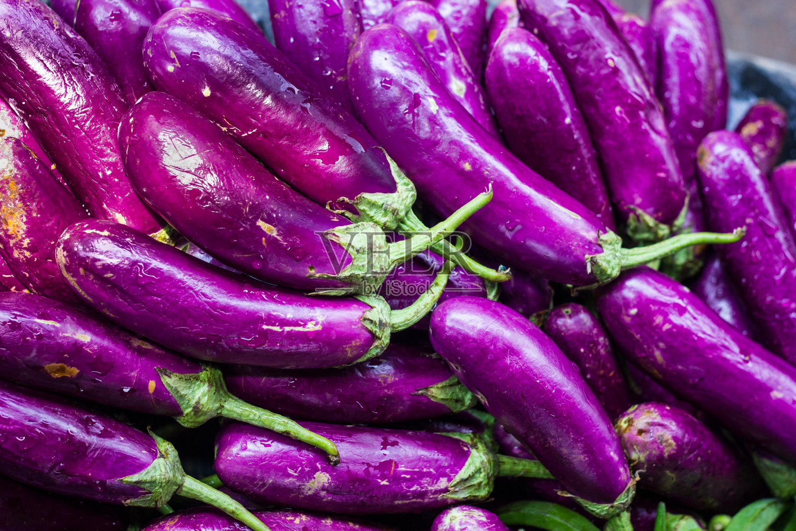 紫罗兰长茄子茄子堆在印度零售超市出售照片摄影图片