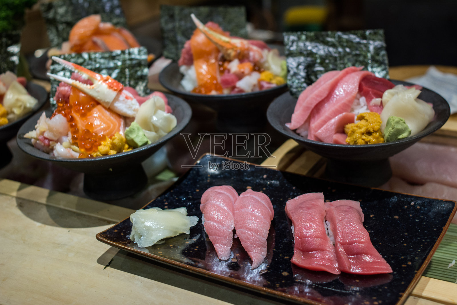 日本寿司包括鲑鱼，金枪鱼，虾，鲑鱼籽，海胆和扇贝。选择焦点在寿司金枪鱼模糊的背景照片摄影图片