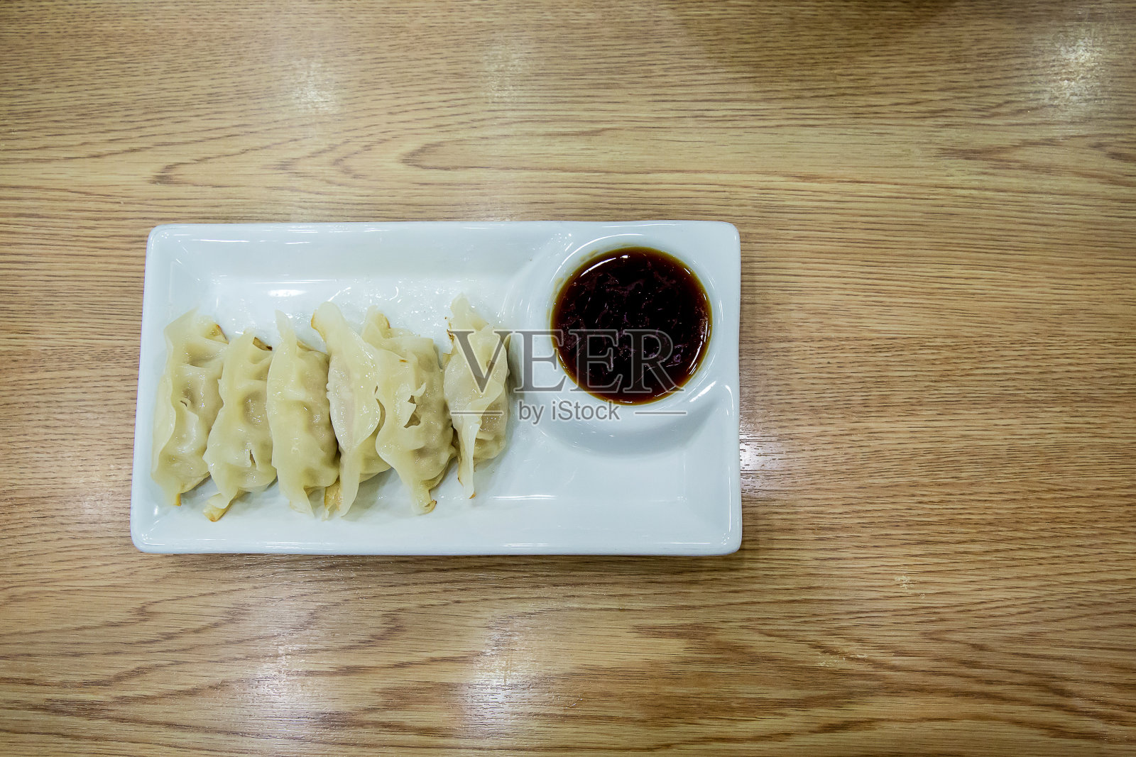 饺子oand源。日本饺子。日本料理，木盘上的煎饺照片摄影图片