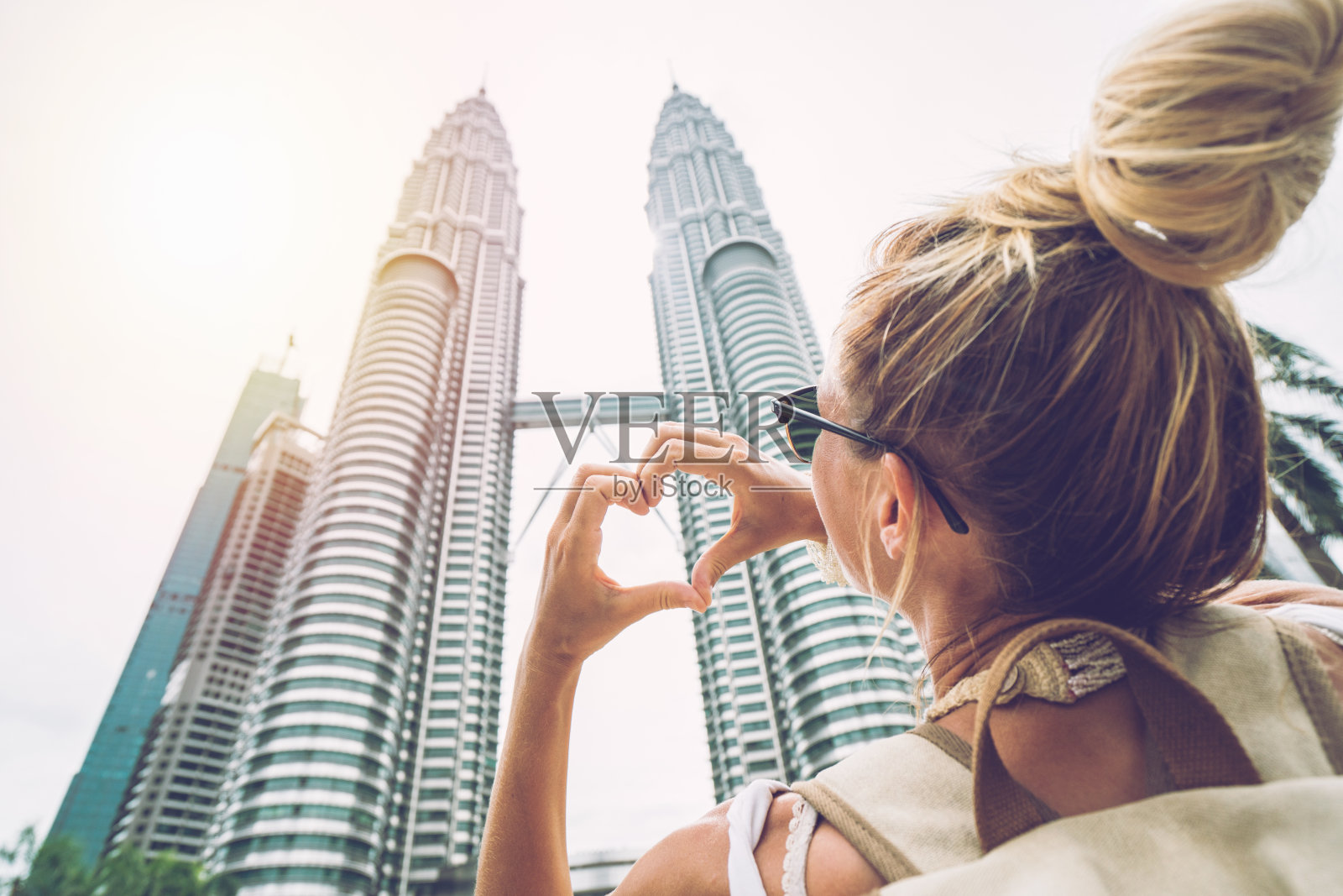 在吉隆坡，一位年轻女子在制作心形框架，爱着马来西亚照片摄影图片