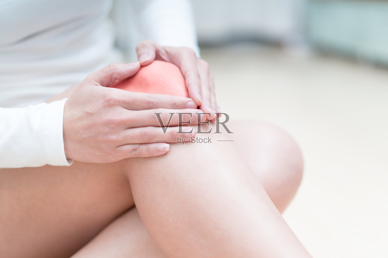 膝盖疼痛损伤妇女坐着和触摸膝盖疼痛，保健和医学概念照片摄影图片