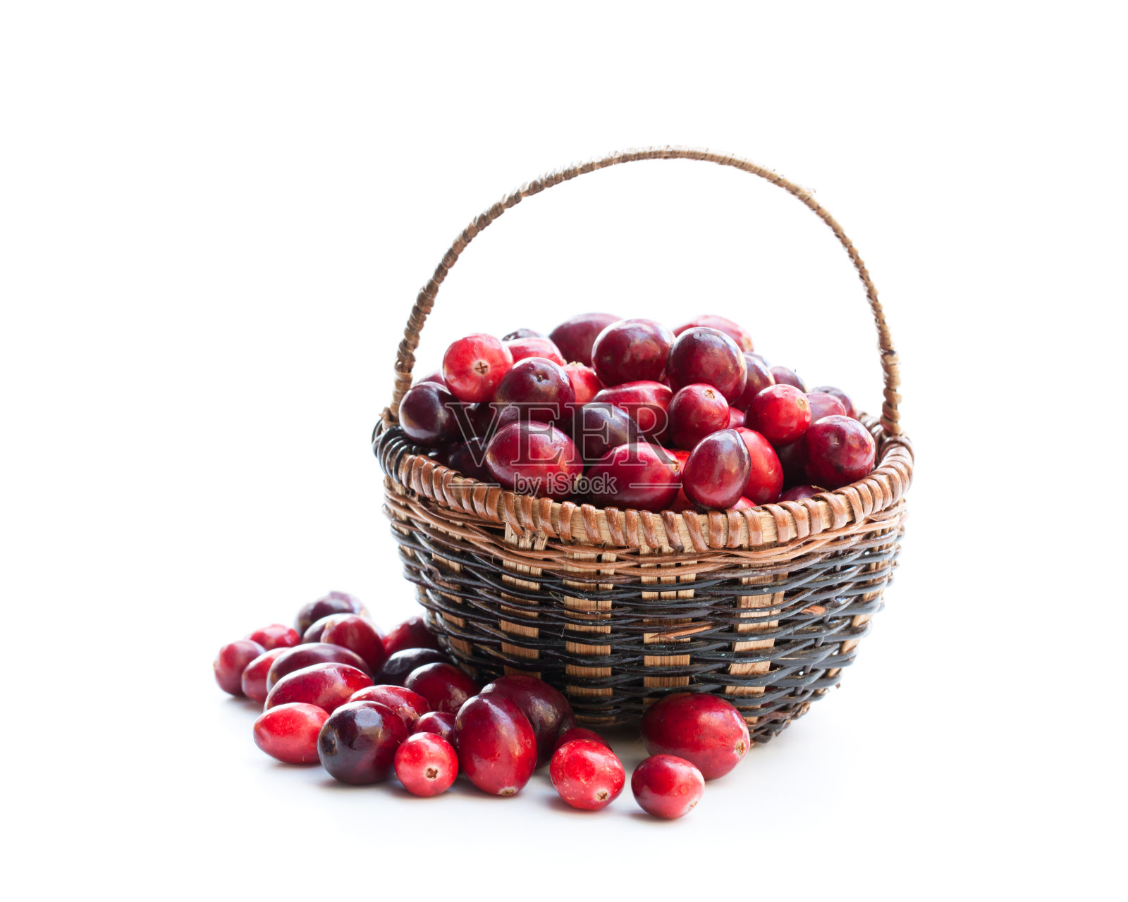 新鲜的蔓越莓在小柳条篮子孤立在白色照片摄影图片