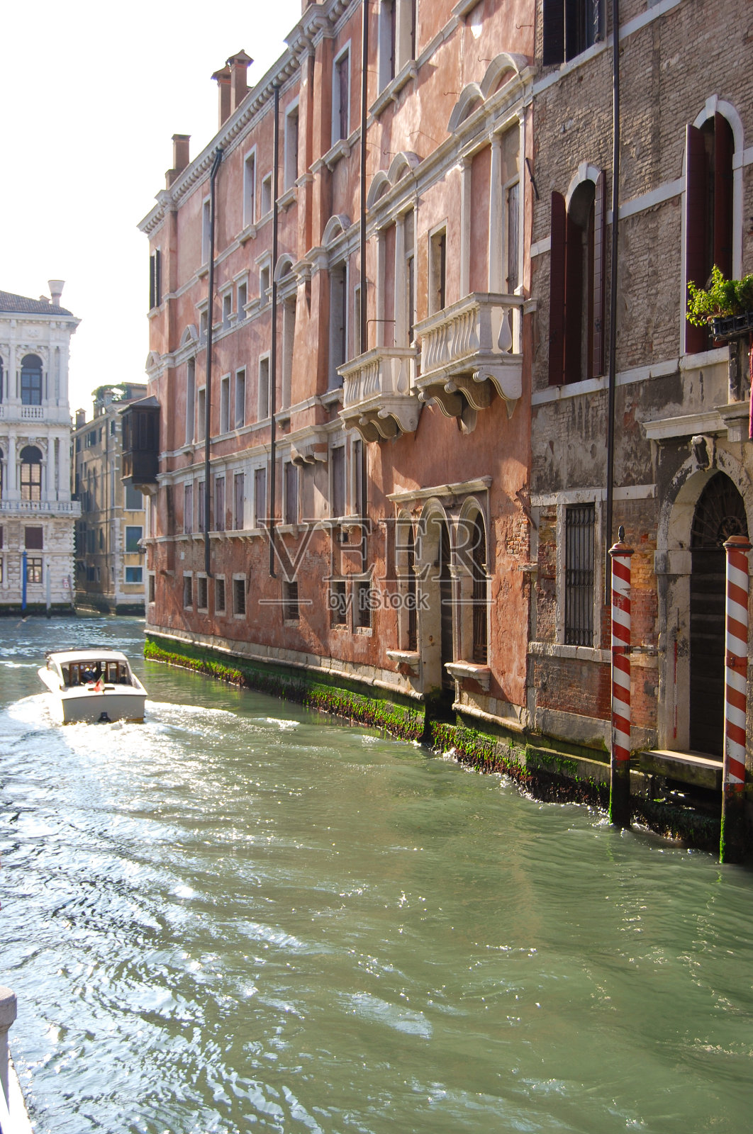 快艇在威尼斯的水道上行驶照片摄影图片