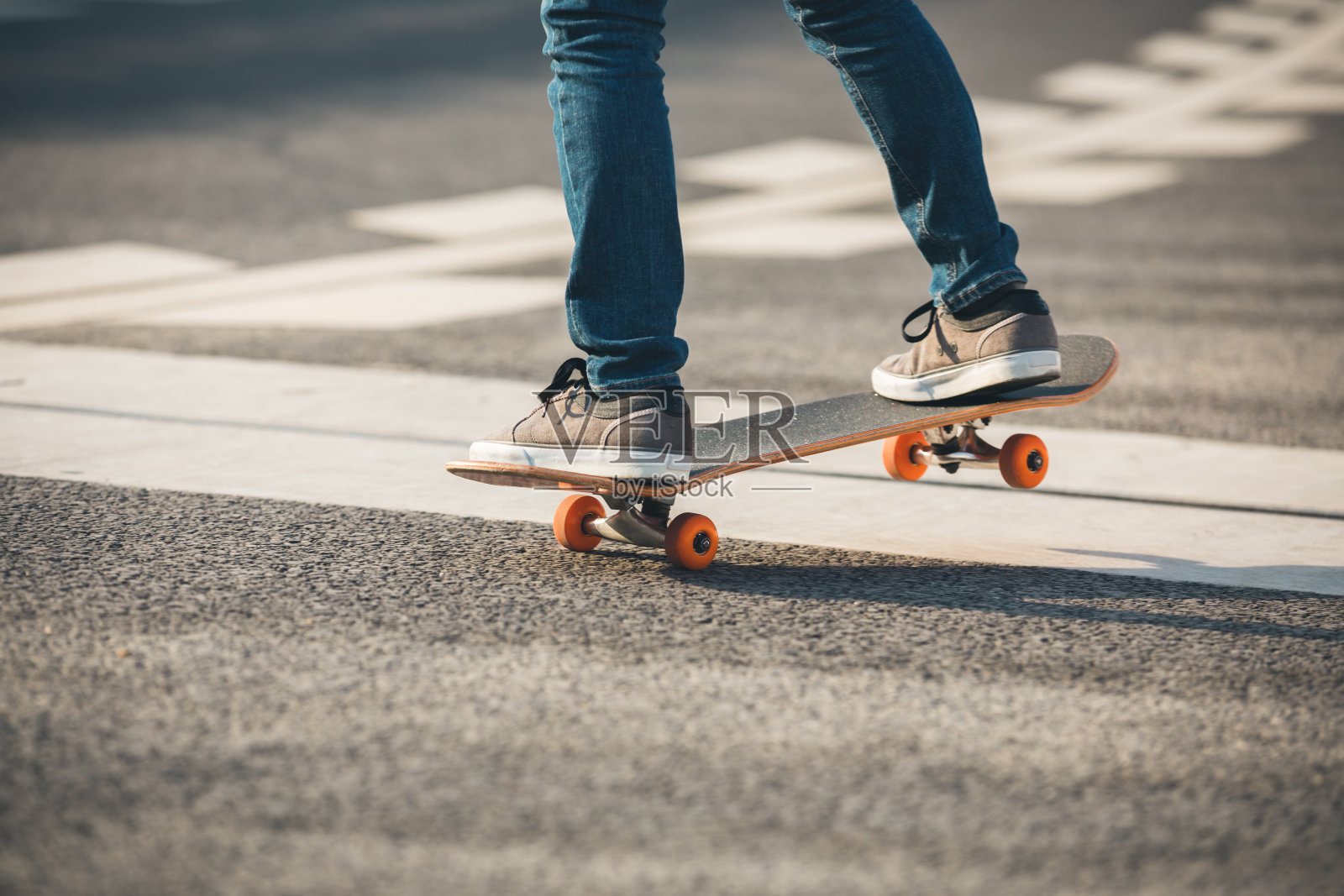 在高速公路上玩滑板的人照片摄影图片