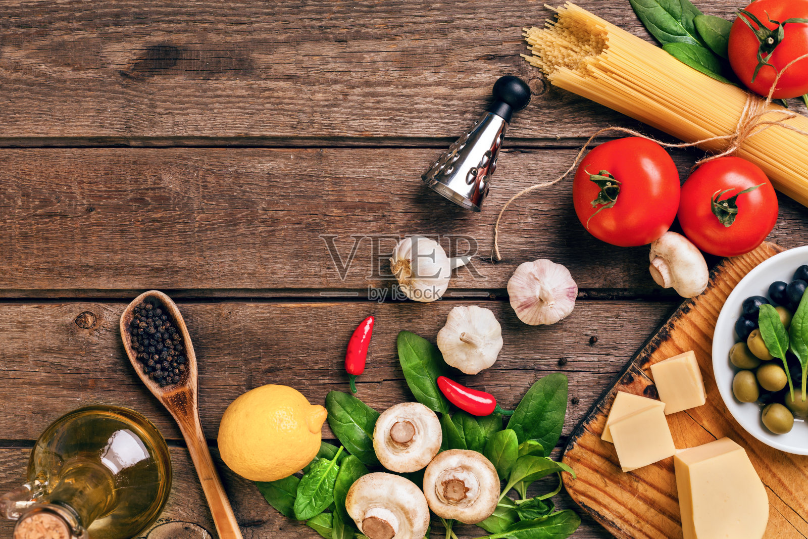 意大利食材为木质背景上准备的意大利面食照片摄影图片