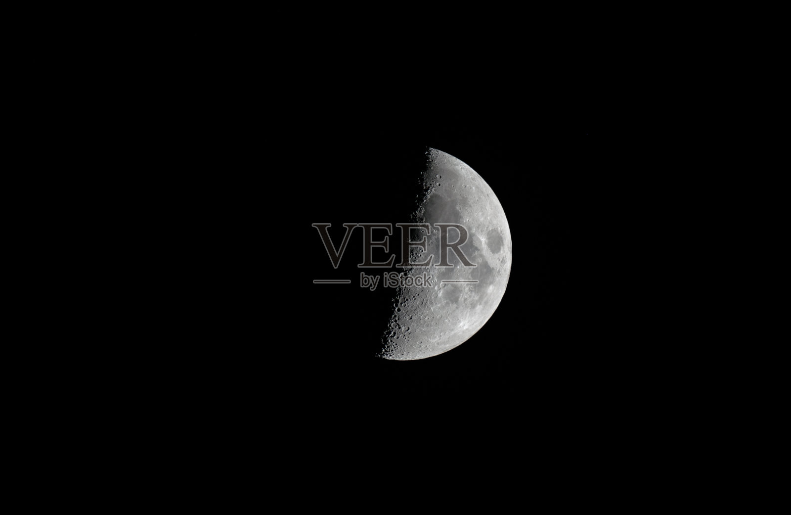 黑色夜空中的半月形月亮照片摄影图片