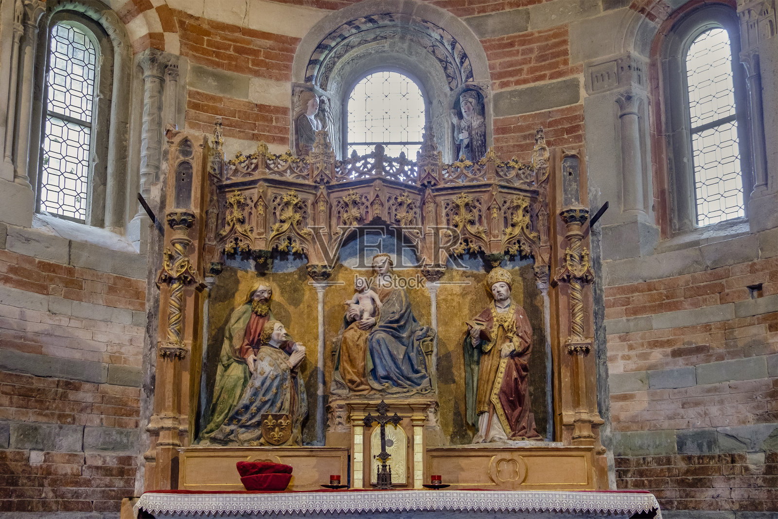 Canonica di Santa Maria di Vezzolano是一座哥特式罗马风格的教堂，位于意大利北部的皮埃蒙特。照片摄影图片