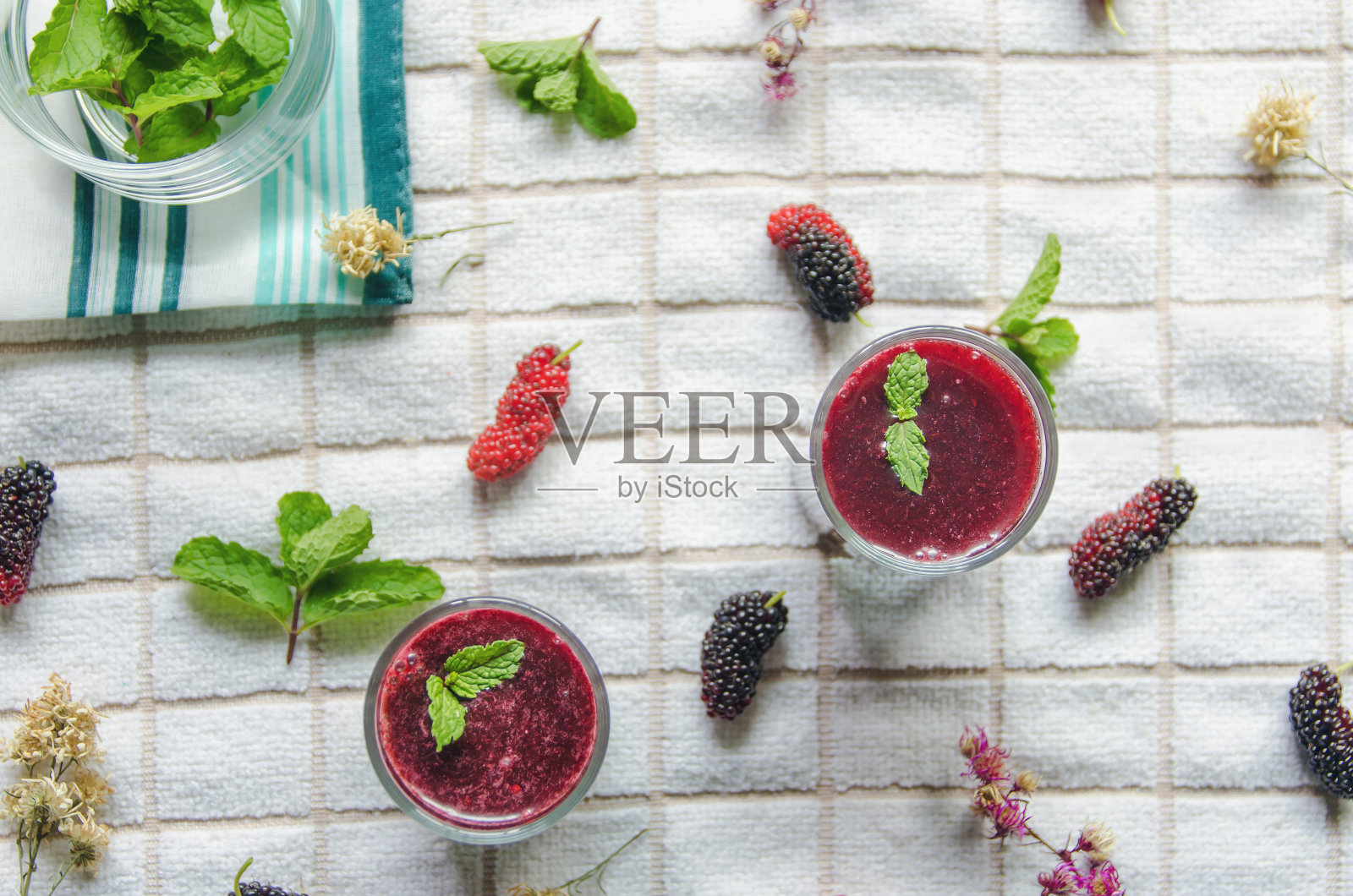 桑椹汁和桑椹果，新鲜浆果果和薄荷浆果冰沙。照片摄影图片