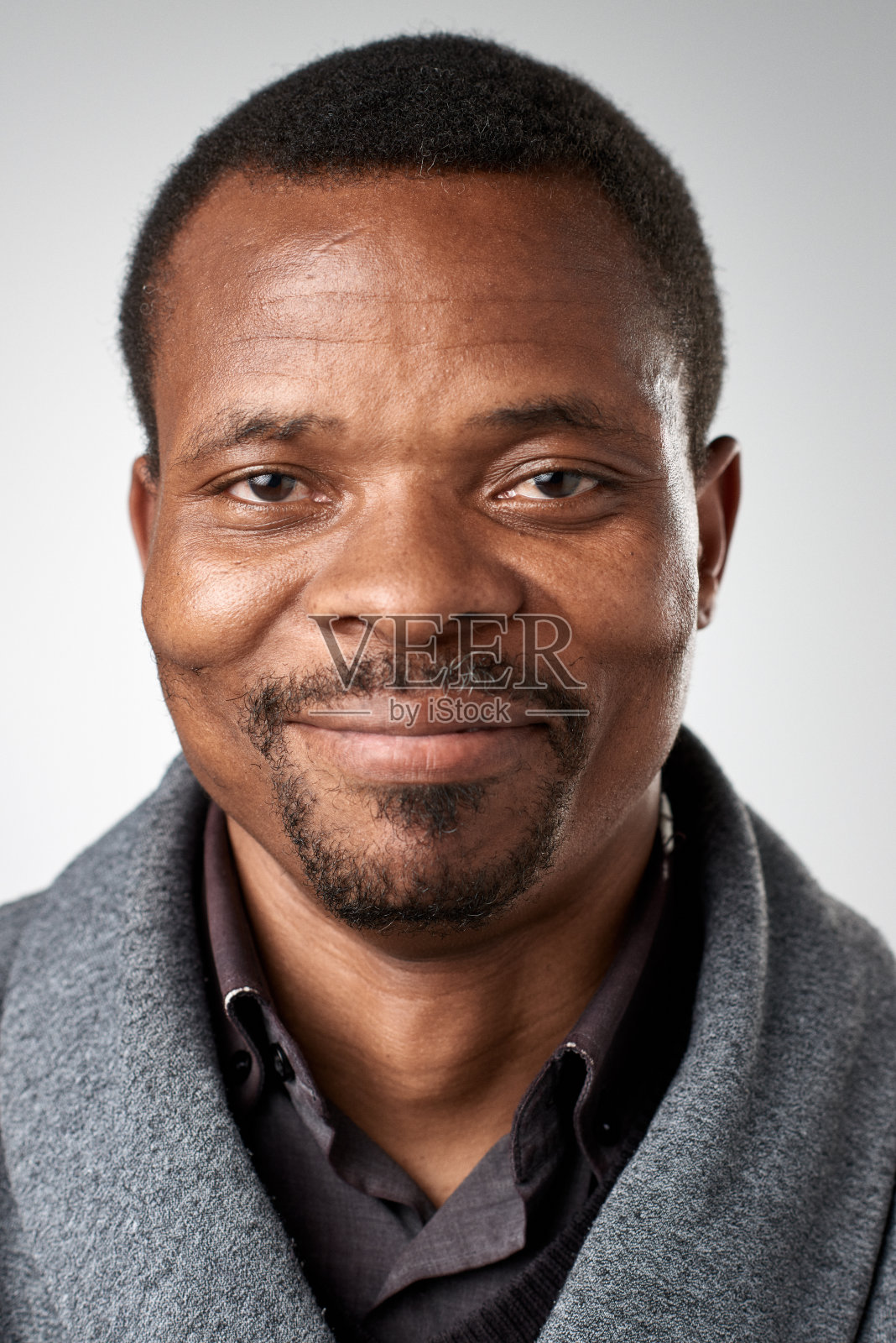 一个微笑的非洲男人的工作室肖像照片摄影图片