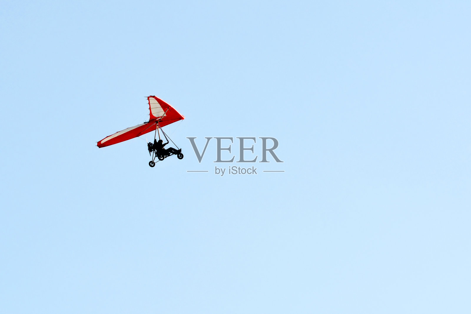 蓝天上的电动悬挂式滑翔机照片摄影图片
