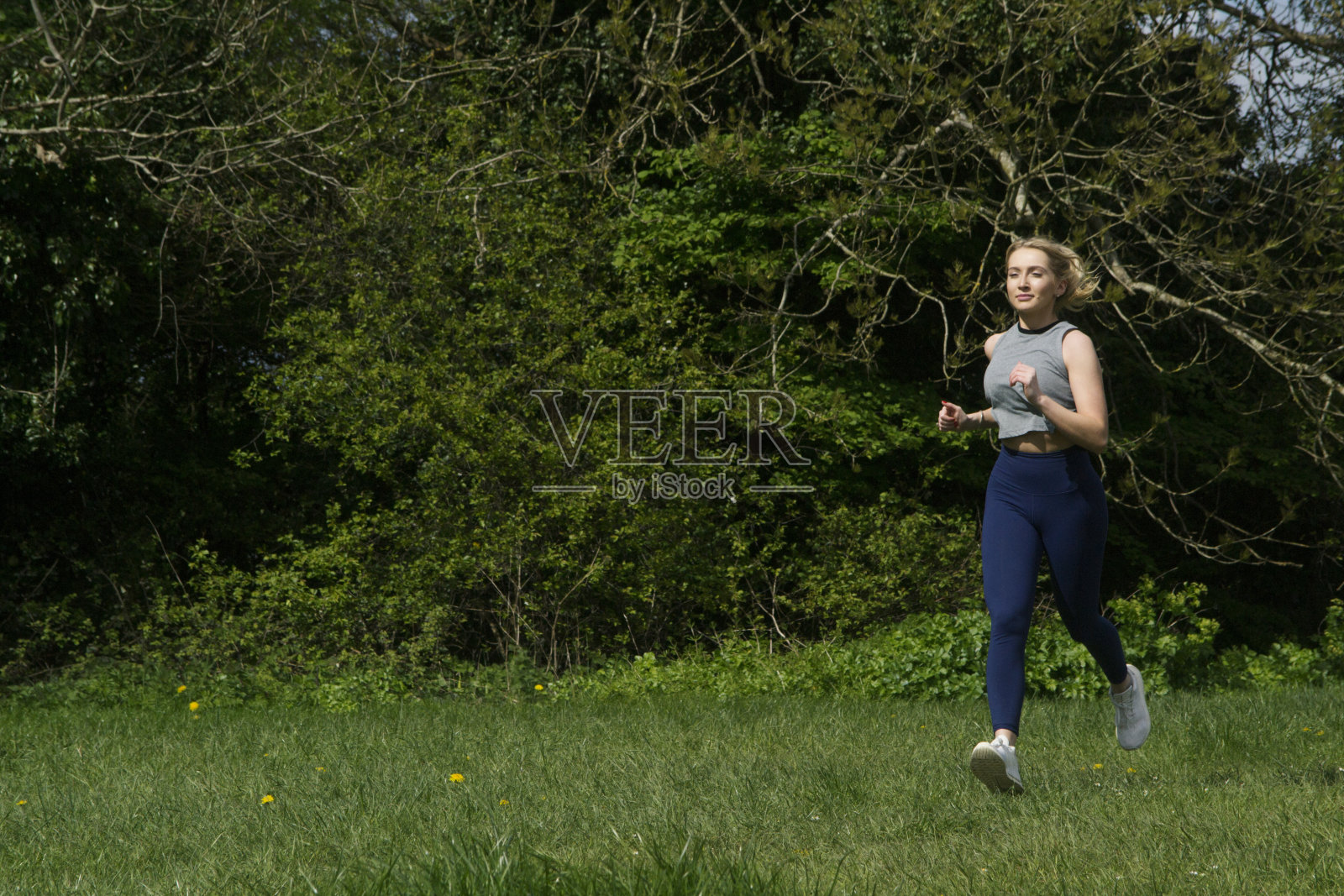 年轻女子外出慢跑照片摄影图片