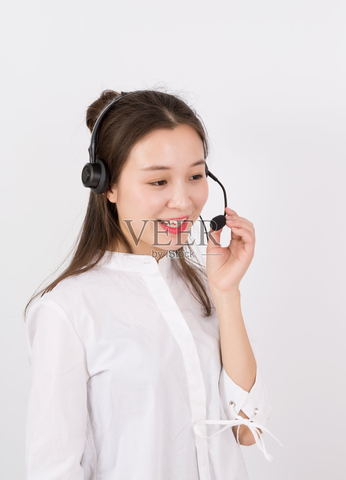 女性客户服务代表的肖像戴着耳机隔离在白色背景照片摄影图片