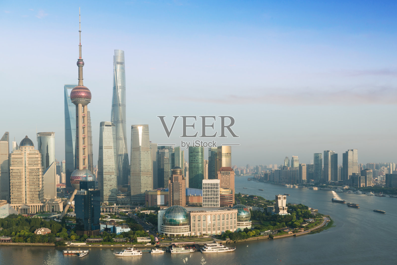 上海天际线城市景观，上海陆家嘴金融贸易区天际线，中国上海照片摄影图片