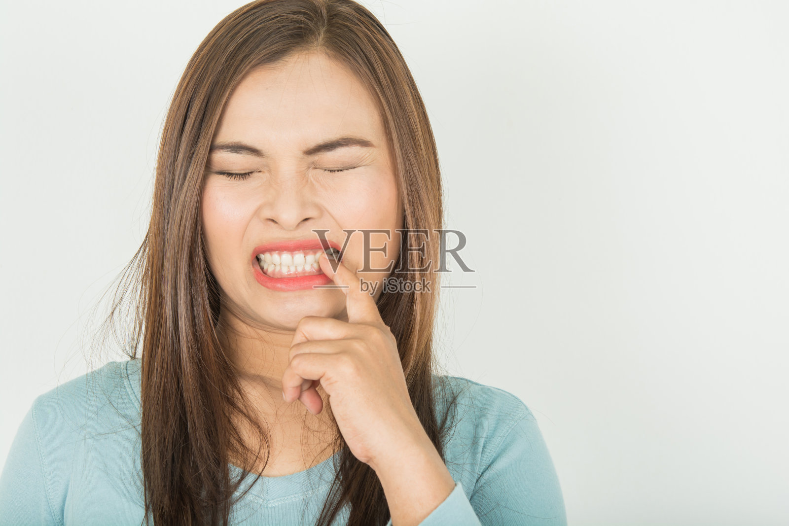 女人敏感的牙齿和冷水照片摄影图片