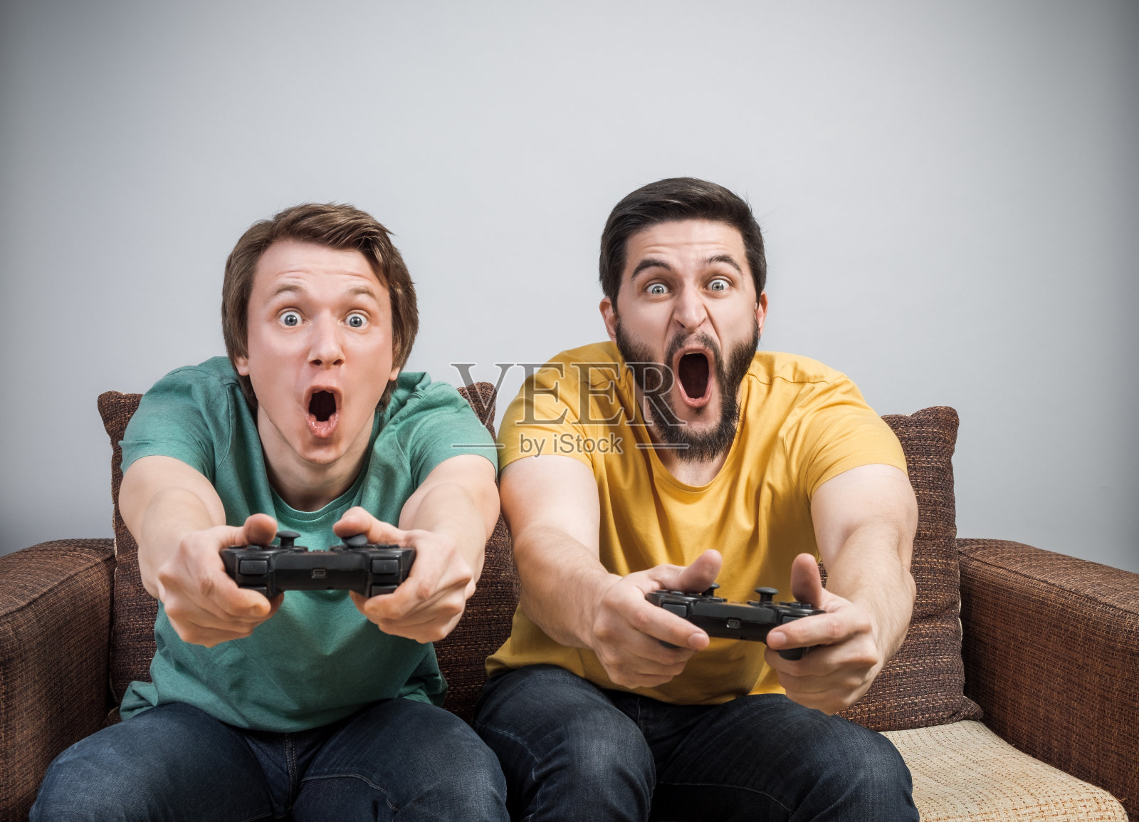 两个男人在玩电子游戏照片摄影图片