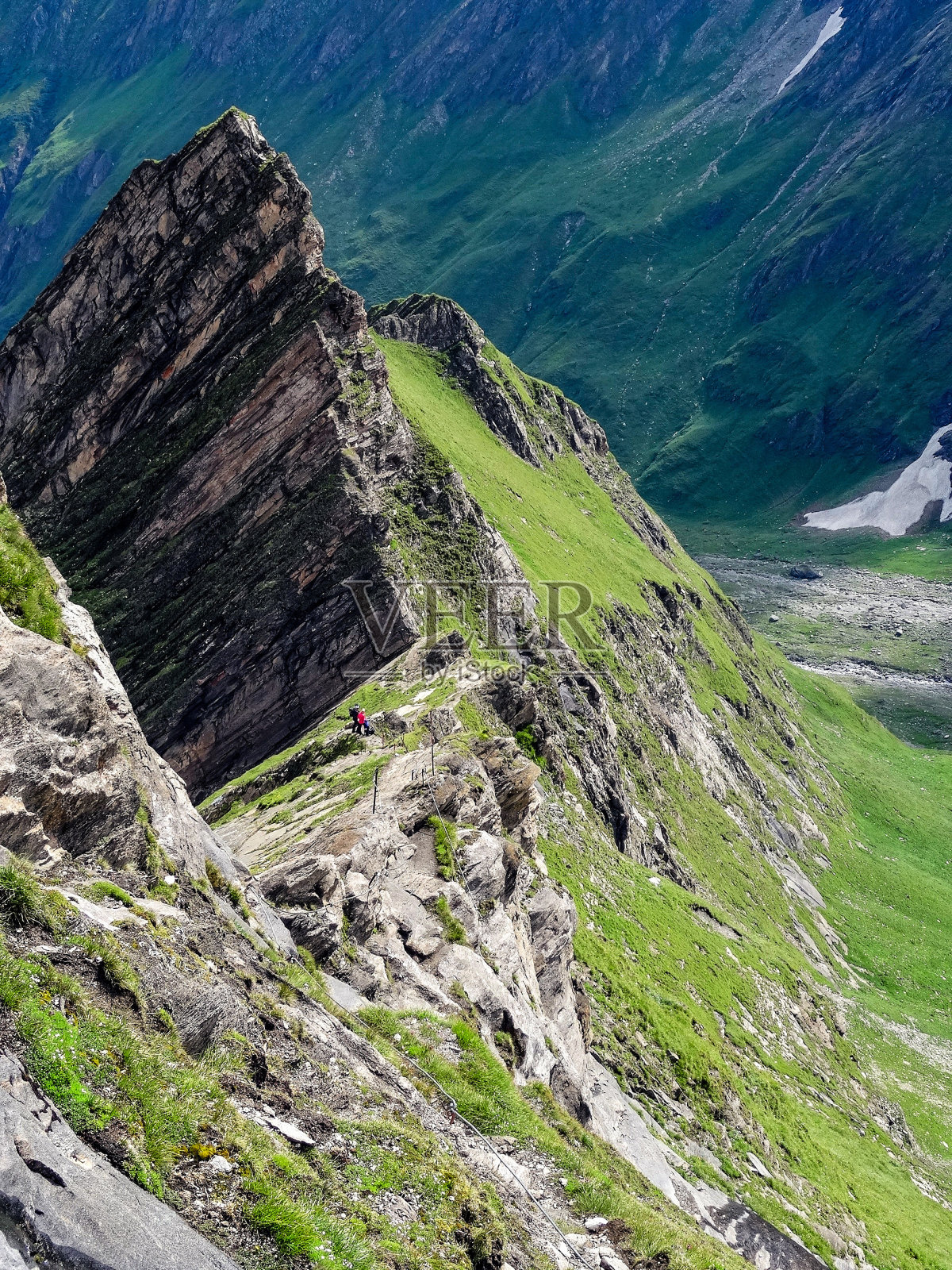 两名登山者攀登via ferrata向Hohe Tauern国家公园的Hoher Tenn，奥地利照片摄影图片