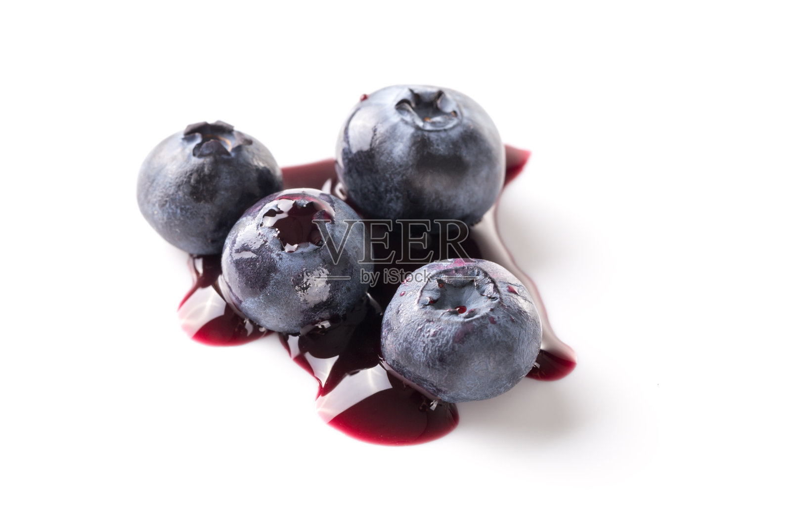 白色背景上的蓝莓和蓝莓汁。照片摄影图片