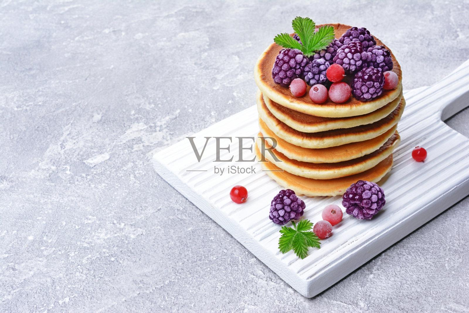 自制煎饼配冷冻的蔓越莓和黑莓照片摄影图片