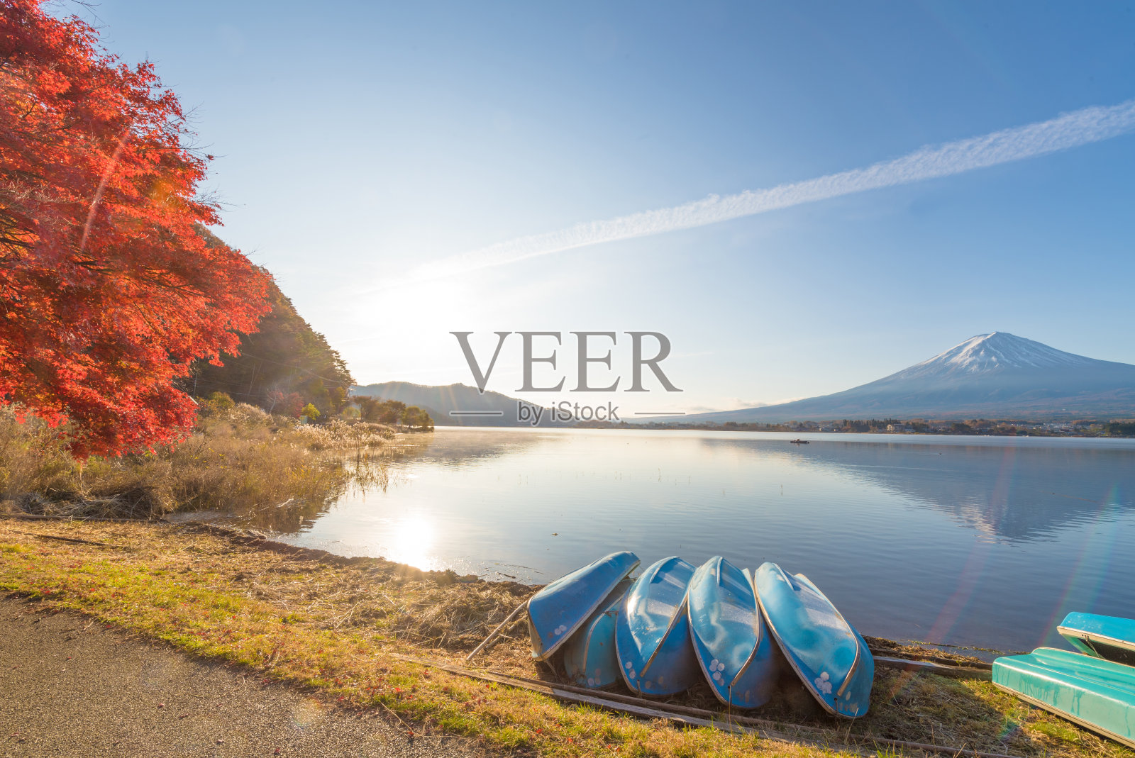 富士山川口湖的皮划艇照片摄影图片