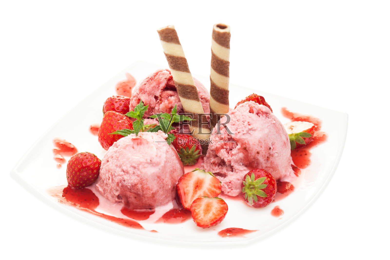 盘子草莓，草莓冰淇淋和装饰照片摄影图片