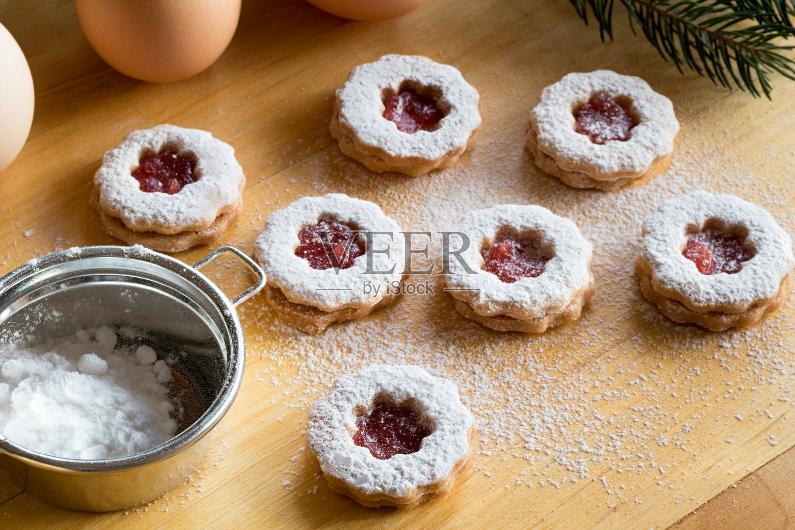 传统林泽圣诞饼干撒糖照片摄影图片