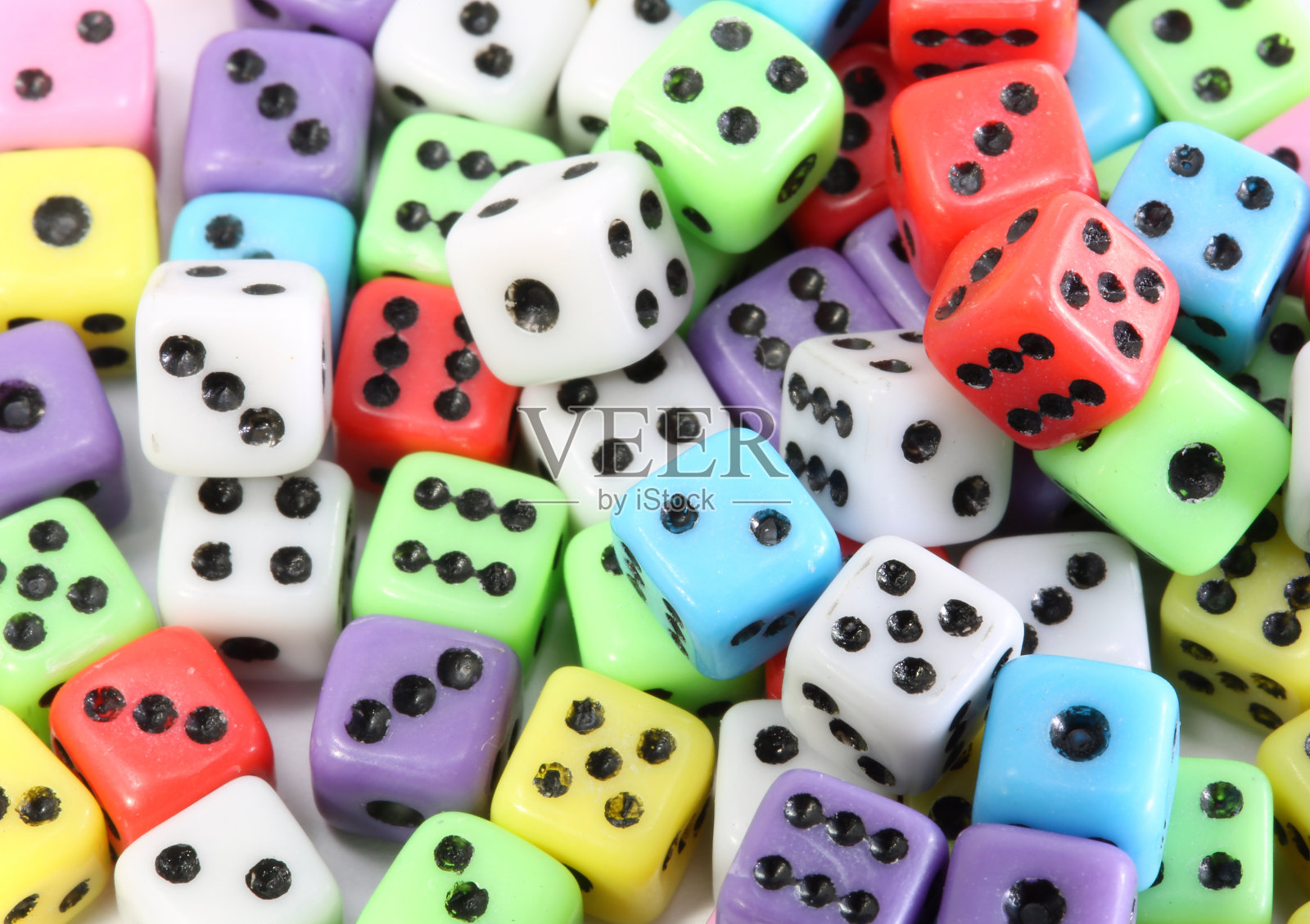 许多彩色骰子的背景与黑点照片摄影图片