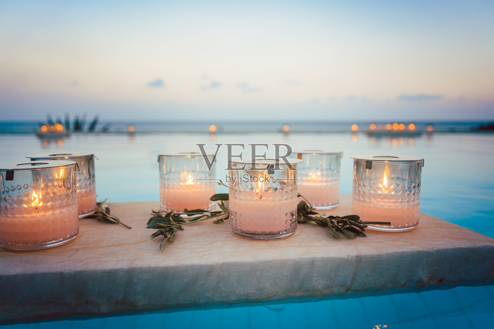 海滩别墅派对的游泳池里漂浮着蜡烛照片摄影图片
