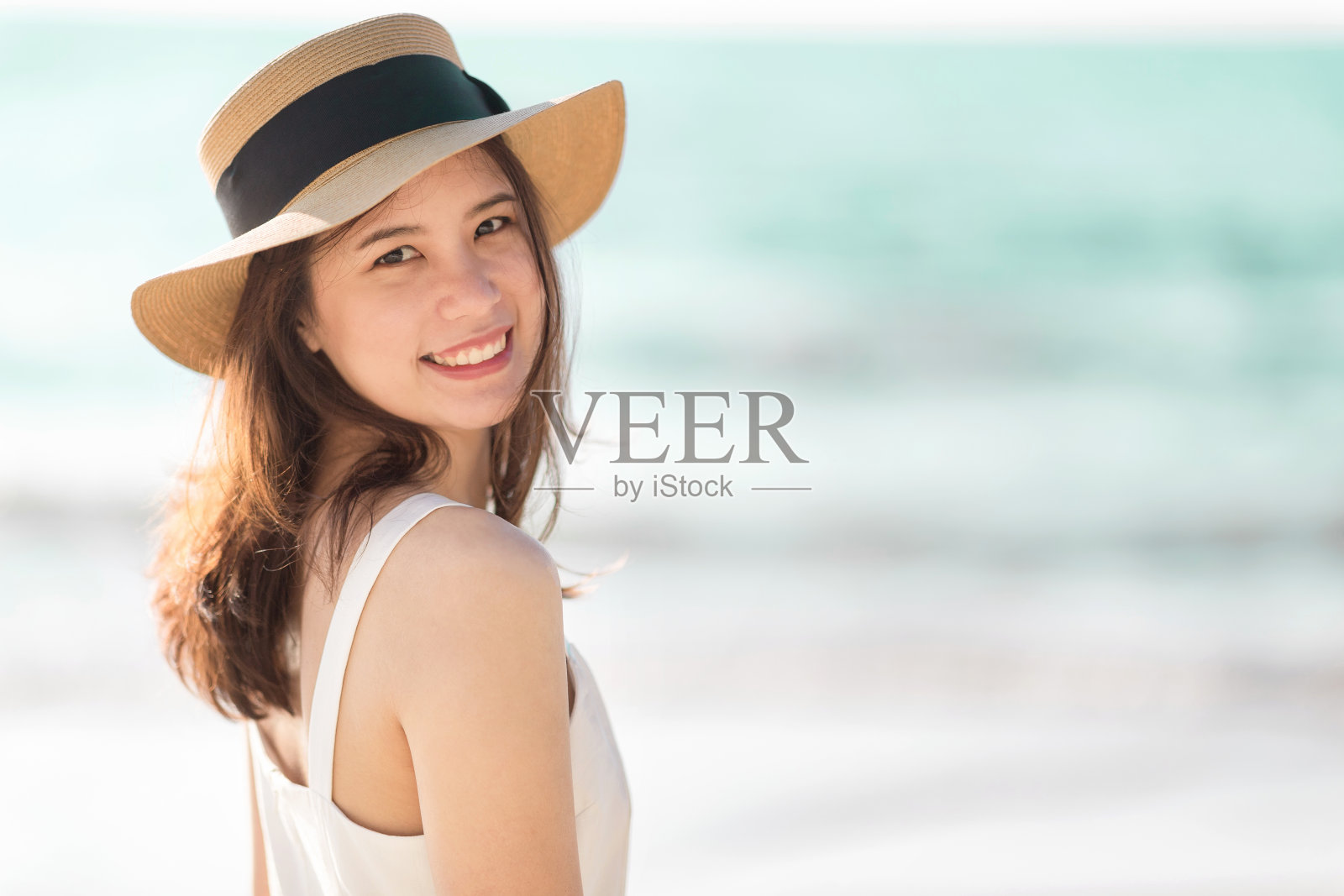 肖像的夏天生活方式漂亮的女人有乐趣和放松在海滩上。她看着照相机。积极的情感。夏天的概念。照片摄影图片