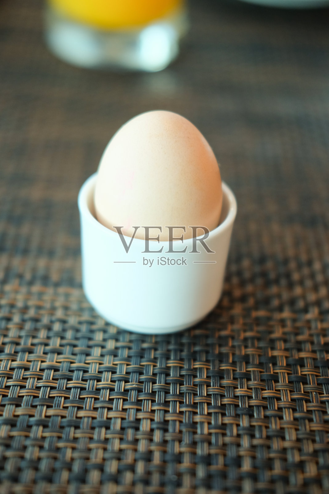 半熟鸡蛋放在陶瓷蛋杯里。早餐的概念。有选择性的重点照片摄影图片