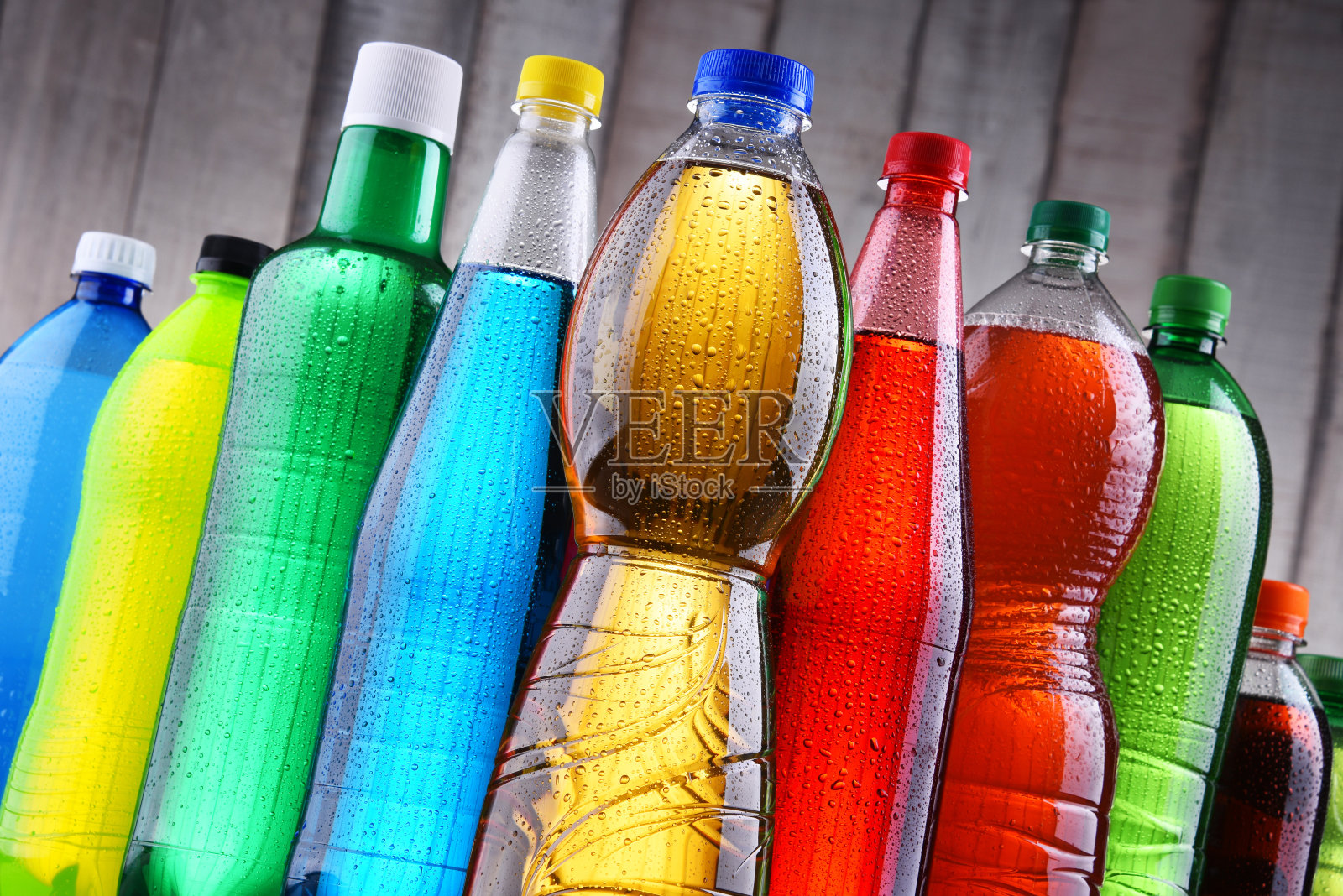 各种碳酸软饮料的塑料瓶照片摄影图片