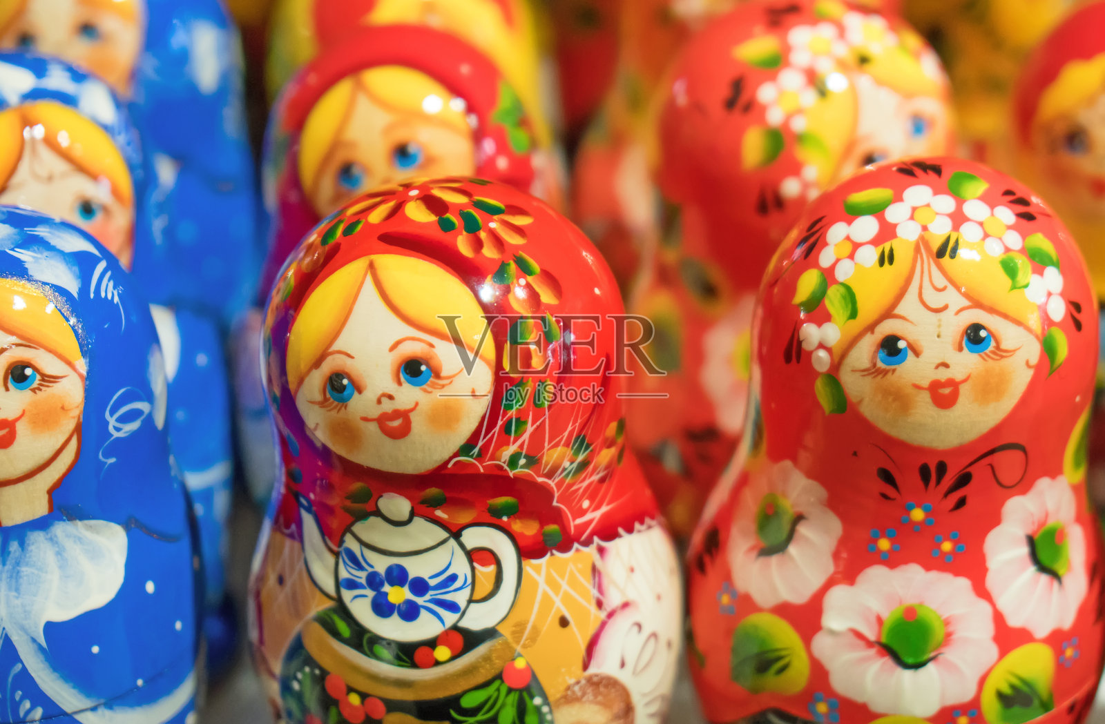 很多传统的套娃或俄罗斯套娃。照片摄影图片