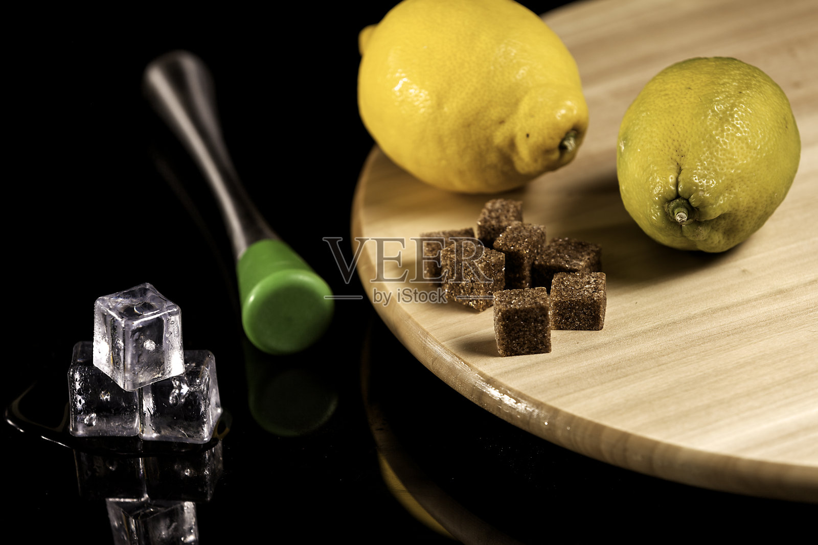 红糖，柠檬和冰块照片摄影图片