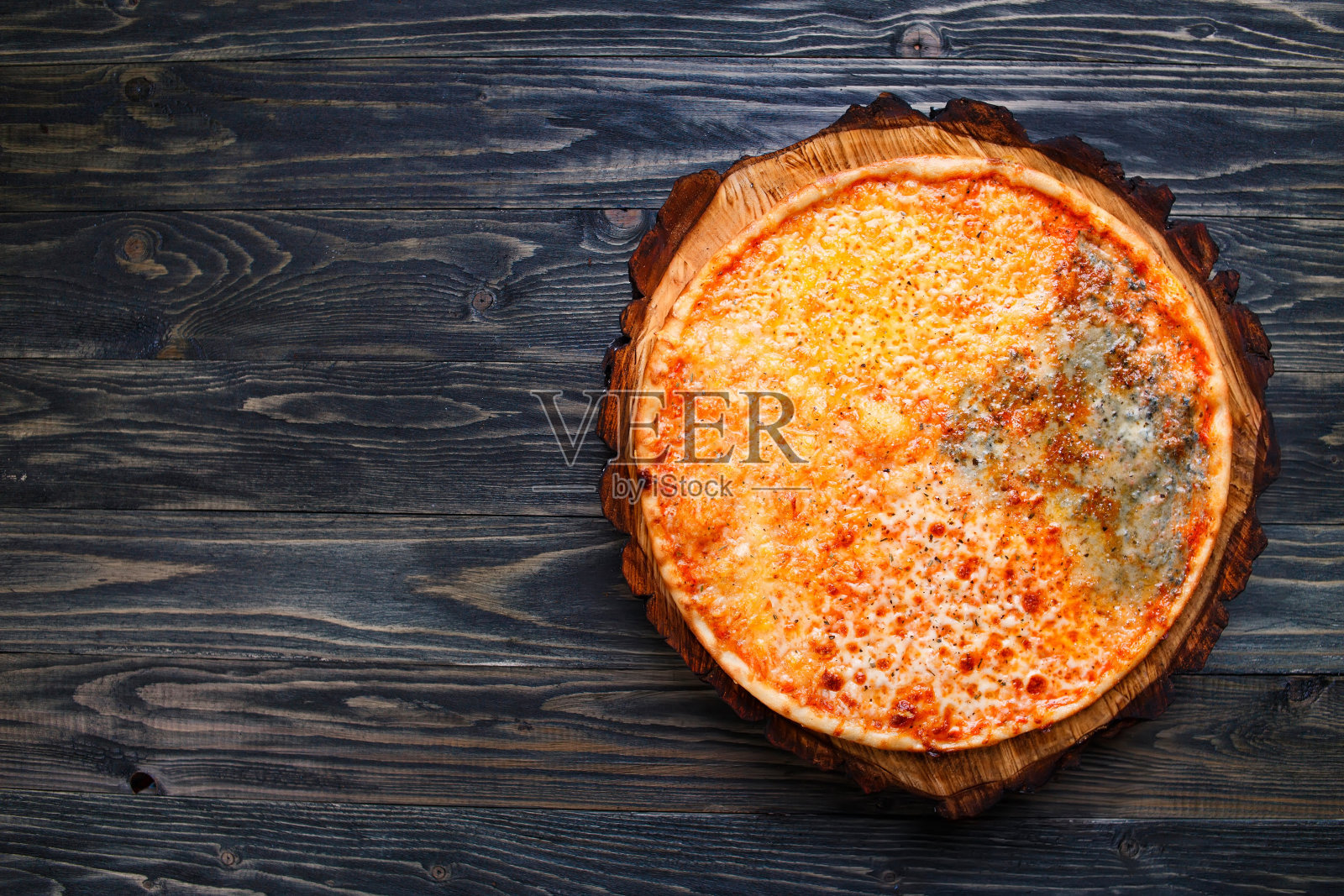 开胃的quattro formaggi传统意大利比萨，俯视图照片摄影图片
