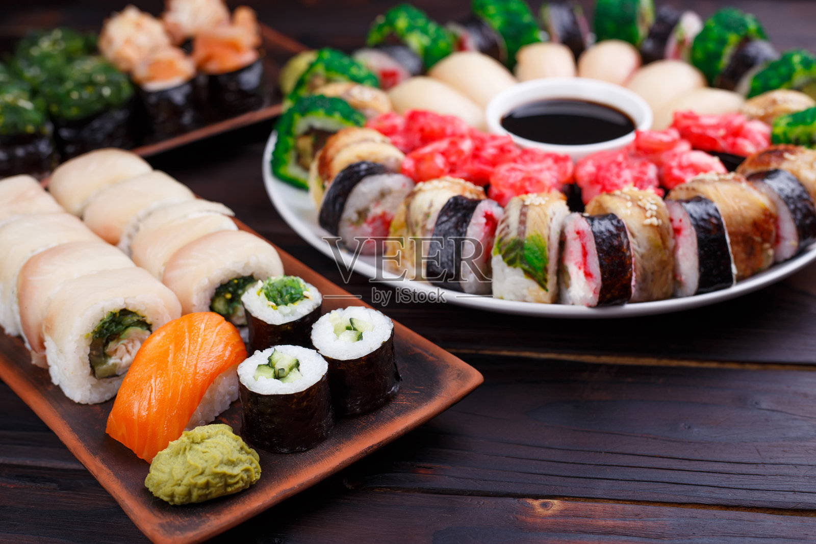 餐厅菜单，日本美食艺术。开胃寿司和手握寿司照片摄影图片