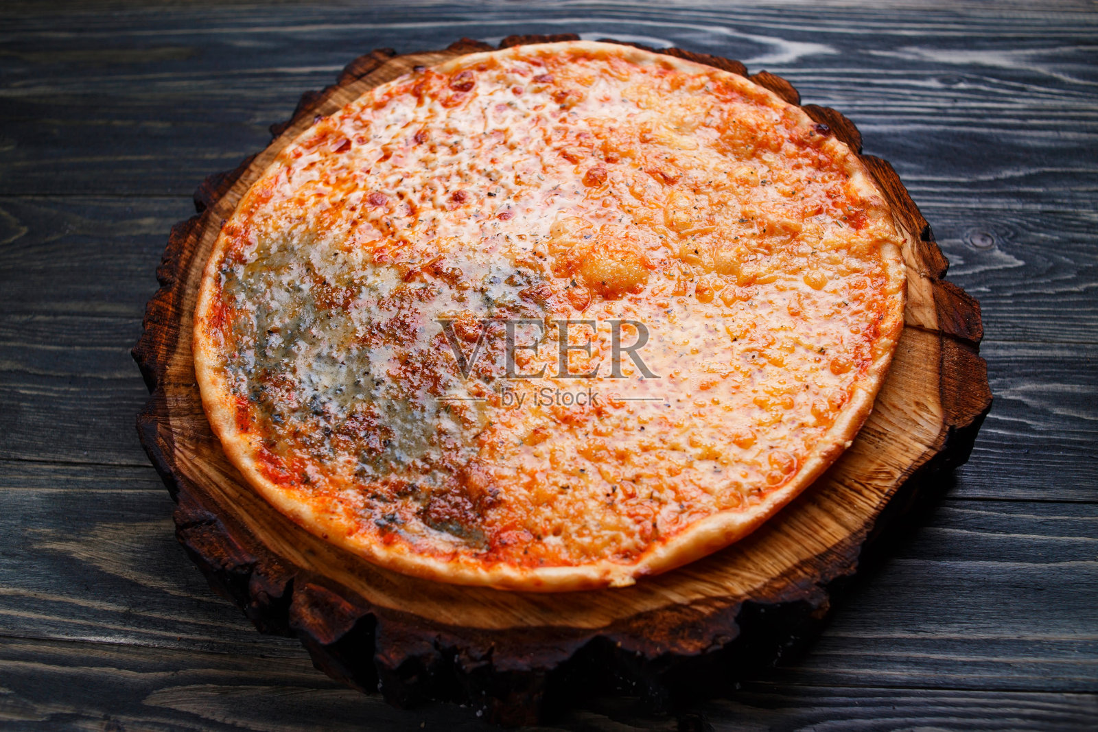 美味的quattro formaggi披萨在乡村木质背景，等等照片摄影图片