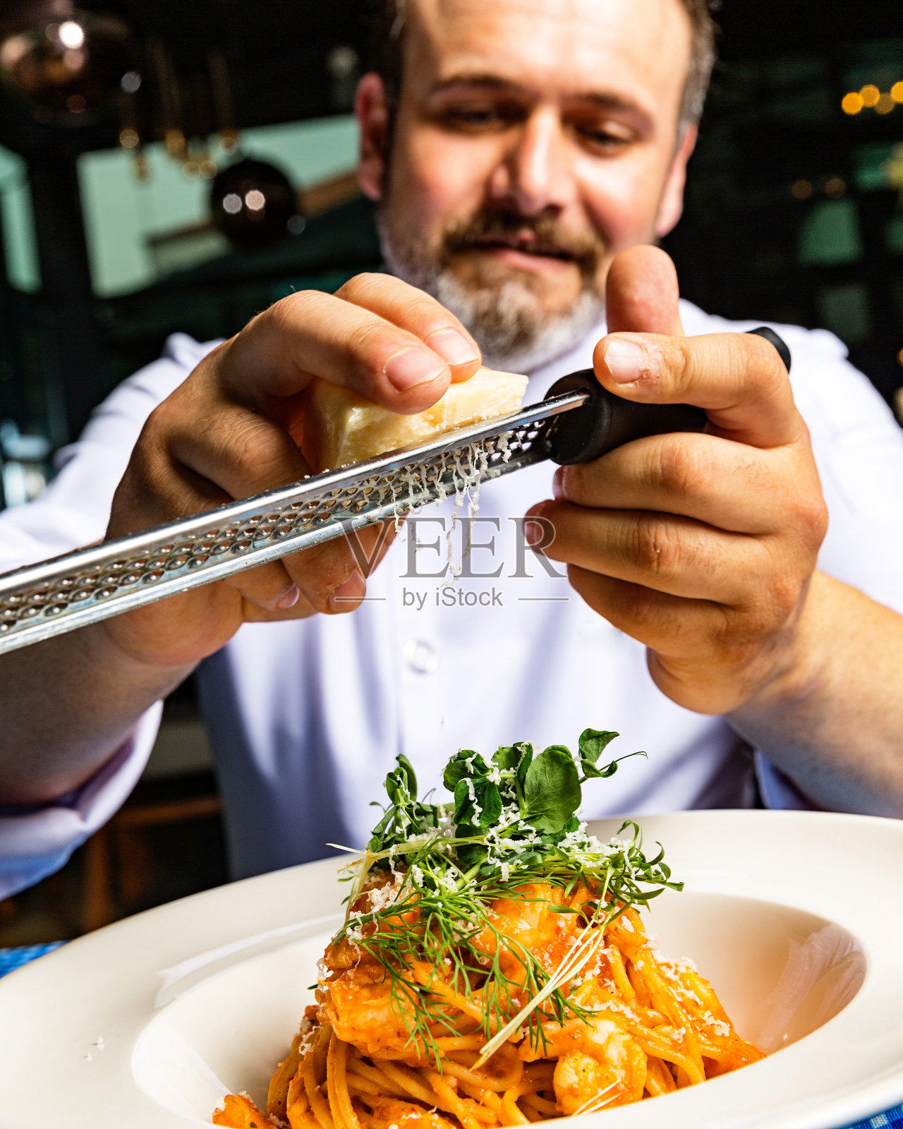 主厨设计的意大利面配海鲜和微型蔬菜照片摄影图片