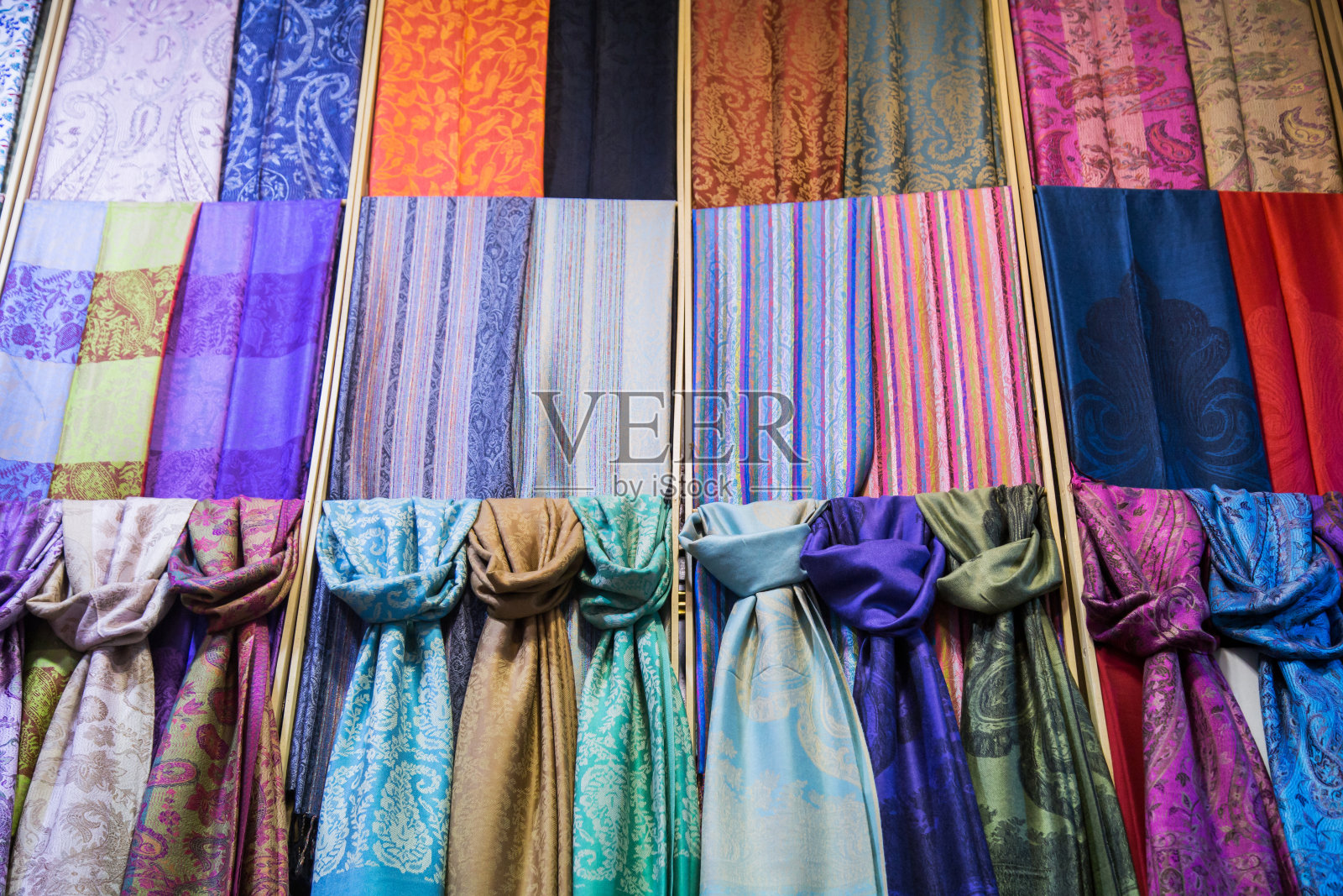 市场上五颜六色的围巾。纺织品的颜色。照片摄影图片