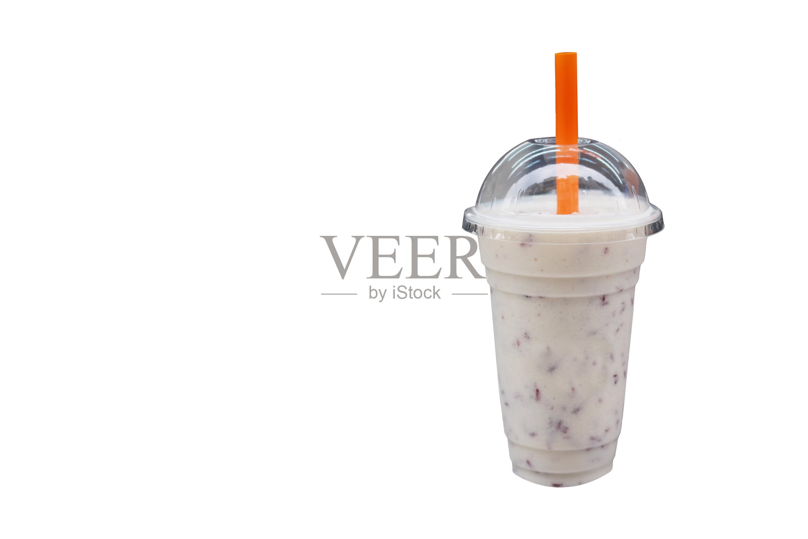 特写美味酸奶和糯米冰沙在一个塑料杯，与橙色吸管。这个菜单很受中国人的欢迎。孤立的白色背景与剪辑或选择路径。照片摄影图片