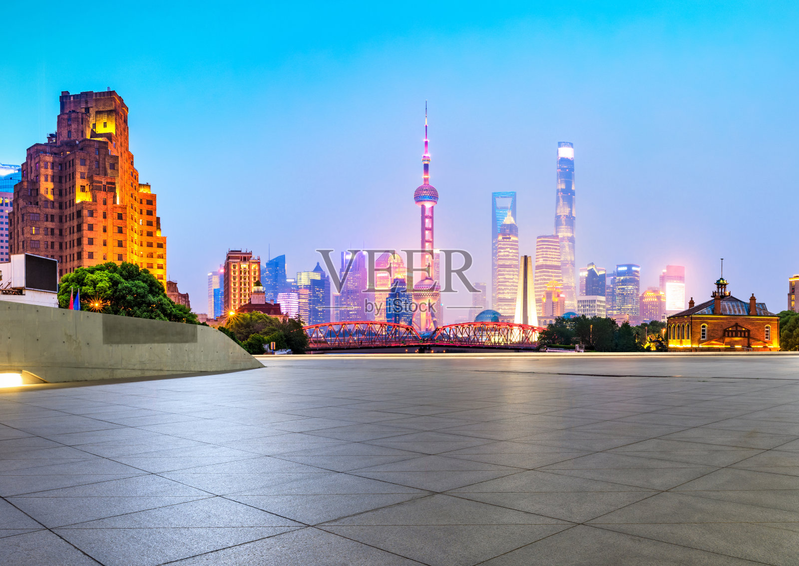 晚上上海空荡荡的广场和美丽的城市天际线照片摄影图片