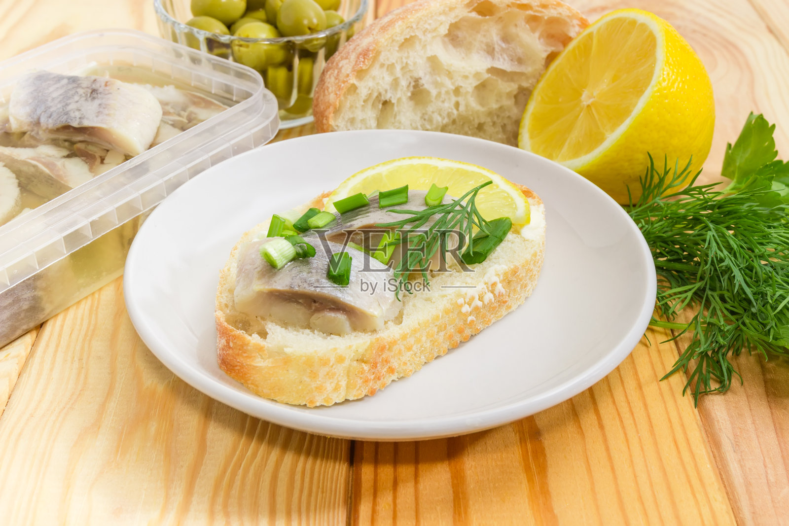 三明治的配料中有腌鲱鱼照片摄影图片