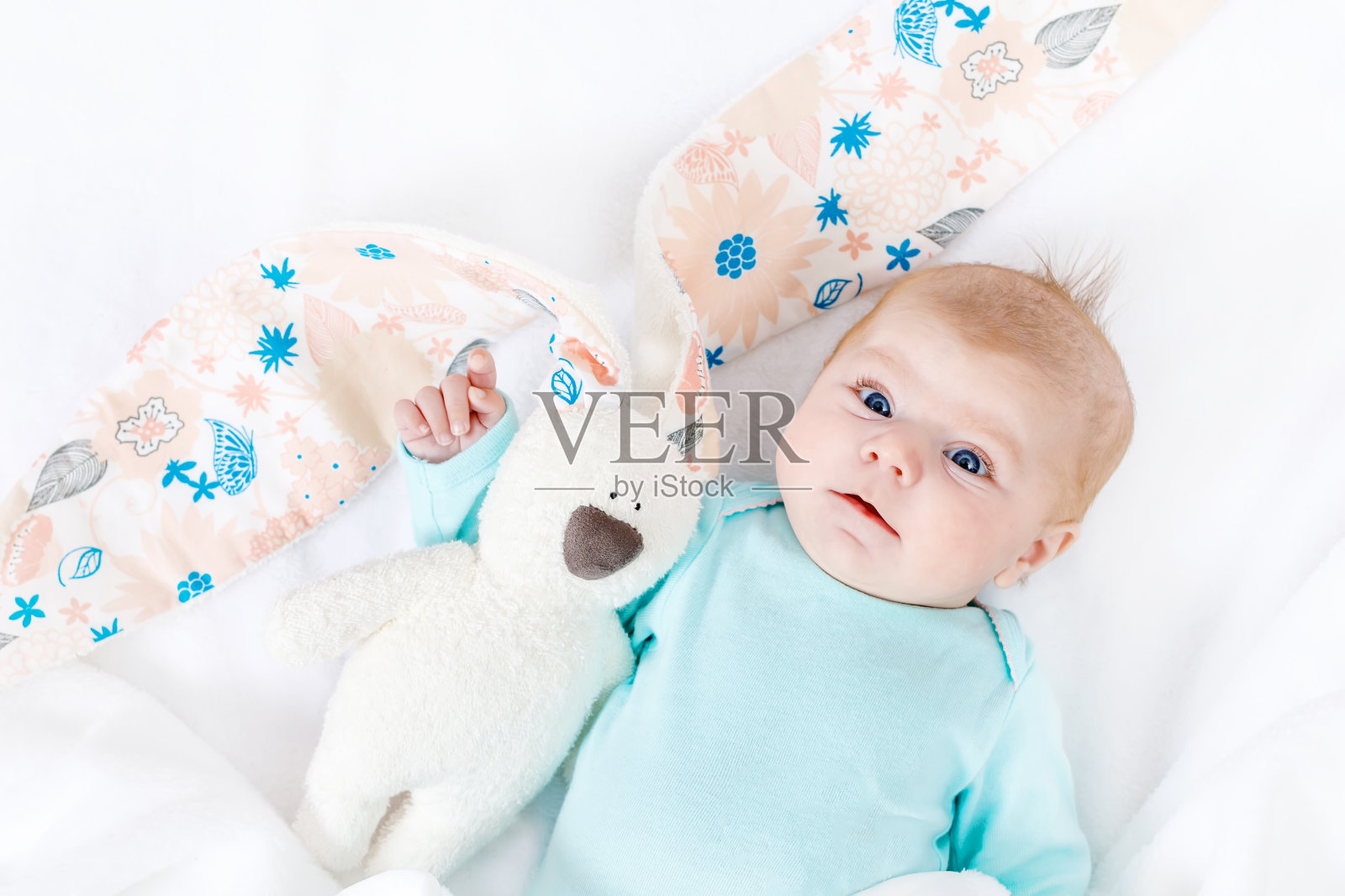 可爱可爱的新生女婴和复活节兔子玩具照片摄影图片