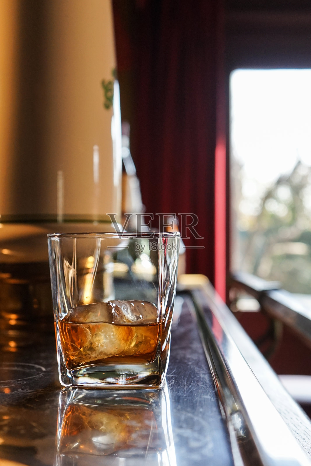 一杯苏格兰威士忌在顶层酒吧照片摄影图片