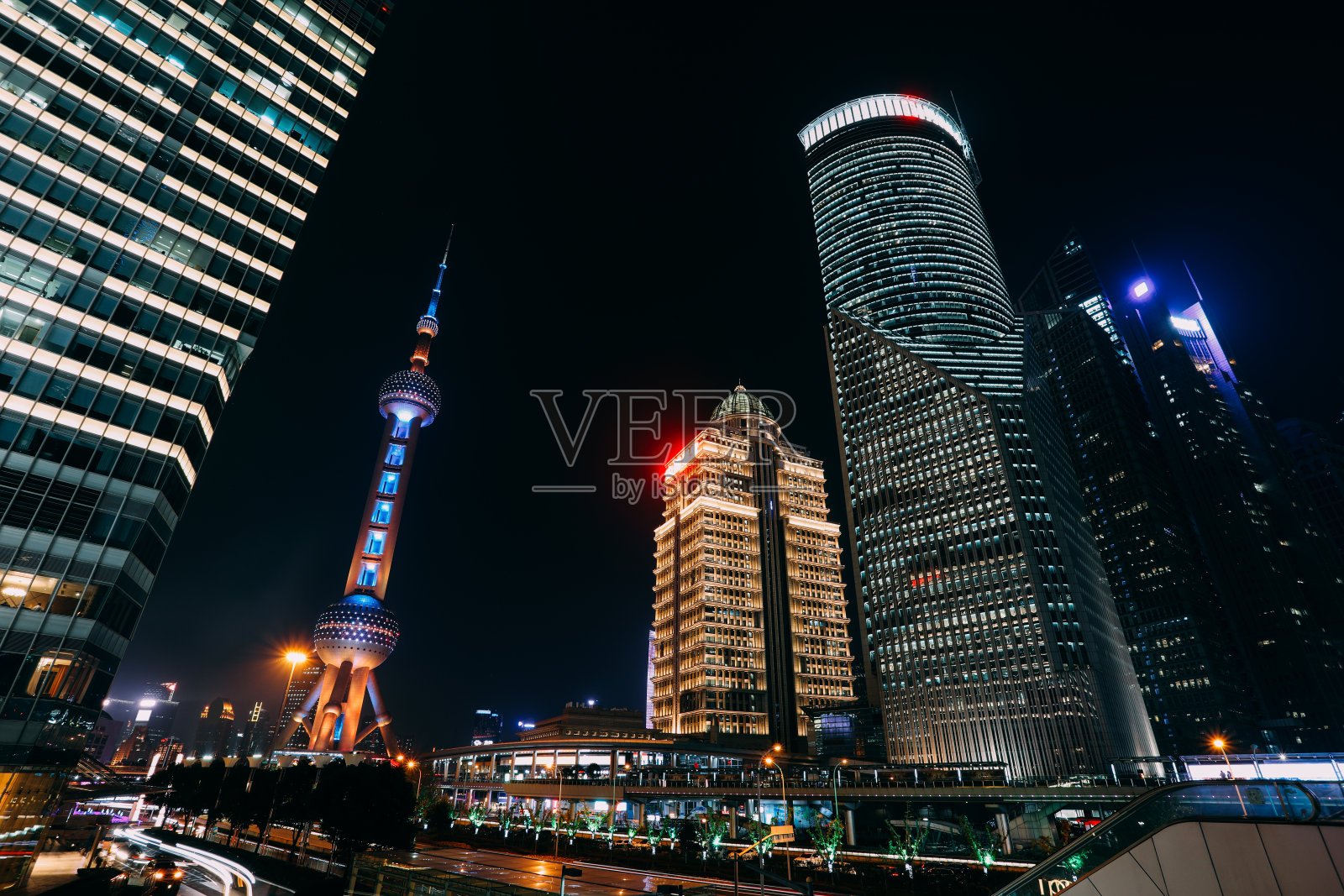 上海中国现代摩天大楼天际线金融区塔夜照片摄影图片