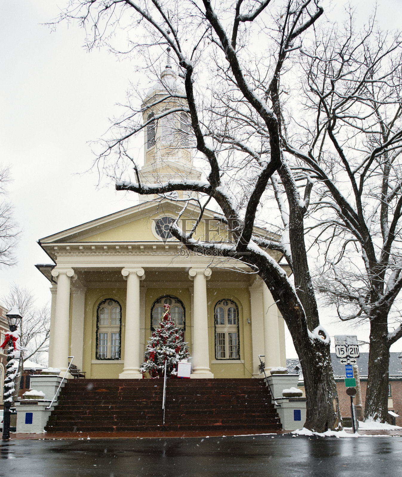 佛基耶县法院大楼在圣诞节的雪中。照片摄影图片