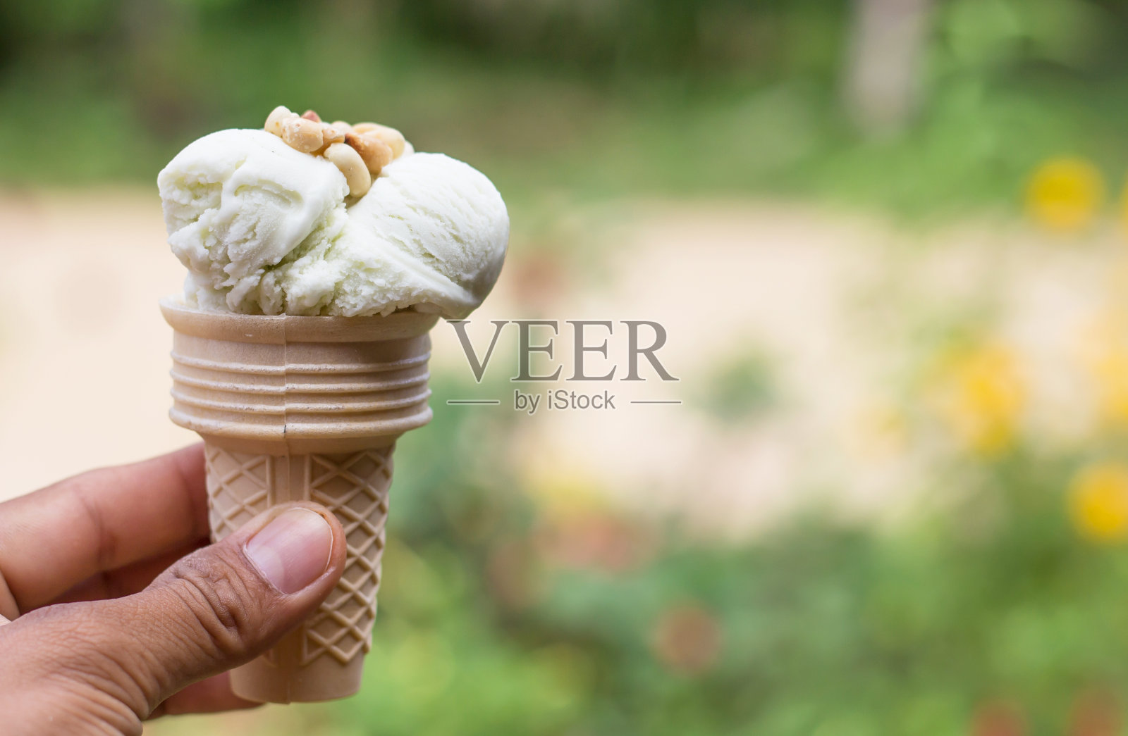 在炎热的夏天供应柔软的白色奶油牛奶蛋卷冰淇淋照片摄影图片
