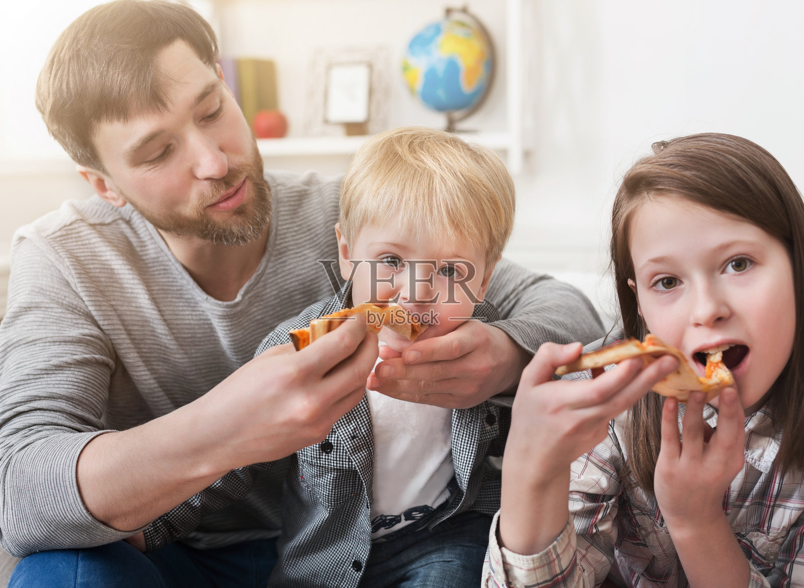 幸福的一家人在家吃披萨照片摄影图片