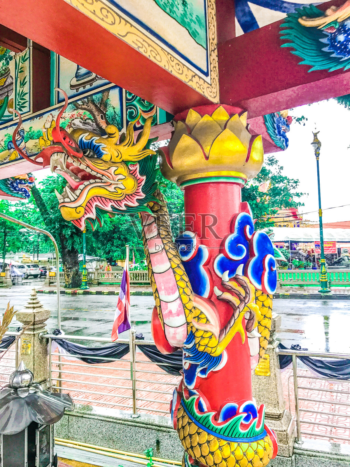 泰国CHANTHABURI, 2018年8月6日。在泰国Chanthaburi的大他信神社，有一个中国宫廷，龙的雕像是人类和崇拜的人。照片摄影图片